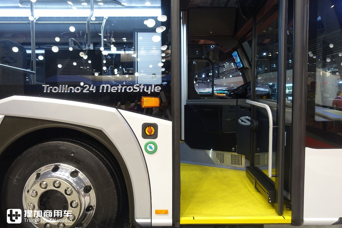 双铰接四桥，三车厢轻松装两百人，这辆纯电动公交长度竟超24米 - 第11张