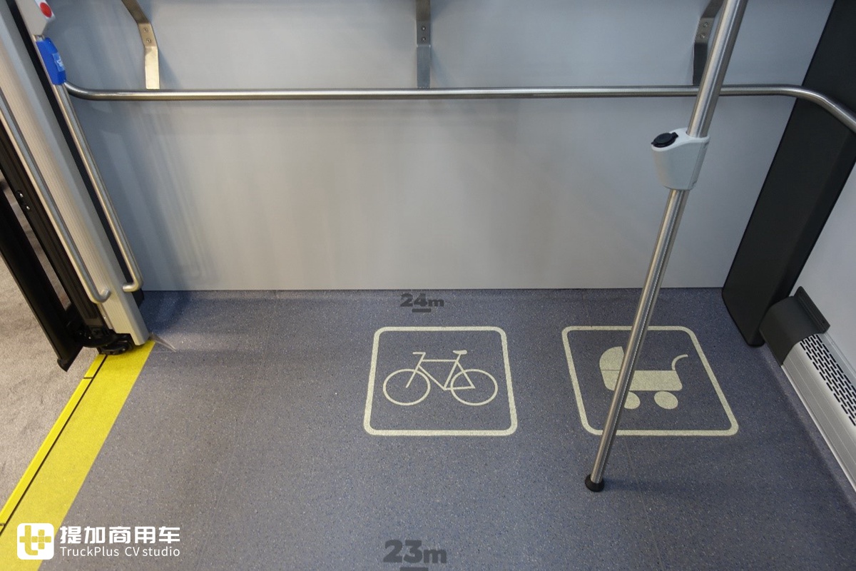 双铰接四桥，三车厢轻松装两百人，这辆纯电动公交长度竟超24米 - 第10张