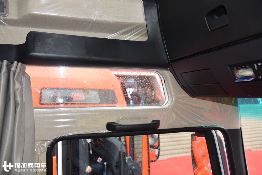 国六版重汽汕德卡再升级,采用600马力发动机,驾驶室也更舒适了 - 第3张 - 提加商用车网 国六版重汽汕德卡再升级,采用600马力发动机,驾驶室也更舒适了 - 第3张