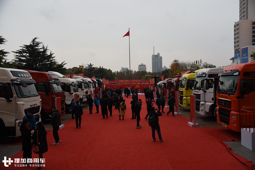 2020款豪沃T7H亮相，配了重汽自动挡变速箱，自重也降到了7.9吨！ - 第1张