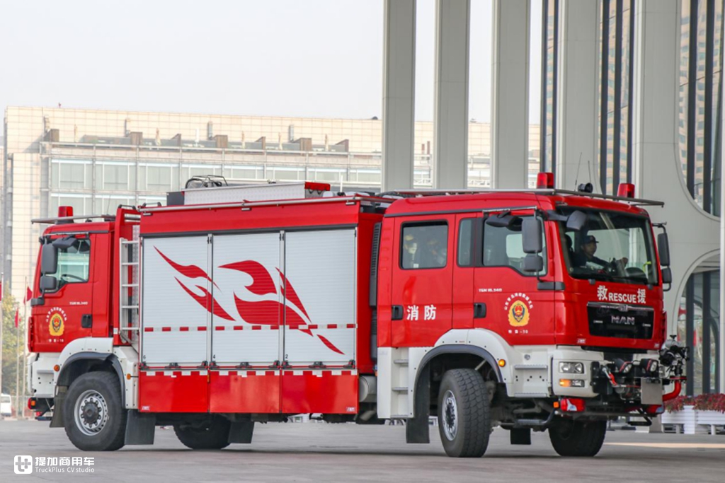 能走回头路少见的双向驾驶卡车齐格勒双头隧道消防车实拍