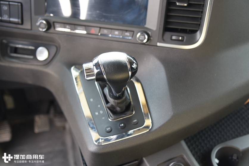 德龙X6000中置轴载货车亮相,电子手刹加入,刷新载货车最高配置 - 第6张 - 提加商用车网 德龙X6000中置轴载货车亮相,电子手刹加入,刷新载货车最高配置 - 第6张