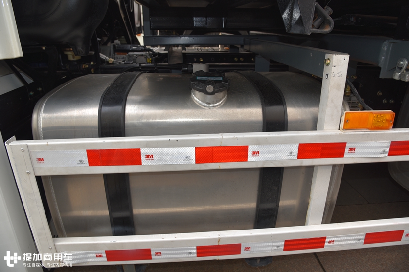 德龙X6000中置轴载货车亮相,电子手刹加入,刷新载货车最高配置 - 第10张 - 提加商用车网 德龙X6000中置轴载货车亮相,电子手刹加入,刷新载货车最高配置 - 第10张