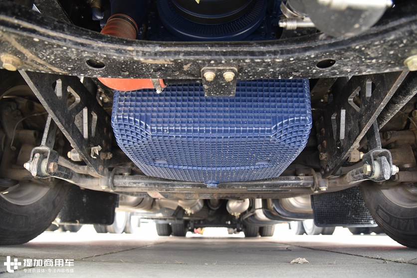 德龙X6000中置轴载货车亮相,电子手刹加入,刷新载货车最高配置 - 第12张 - 提加商用车网 德龙X6000中置轴载货车亮相,电子手刹加入,刷新载货车最高配置 - 第12张