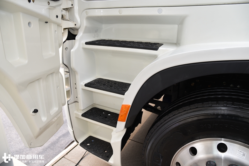 德龙X6000中置轴载货车亮相,电子手刹加入,刷新载货车最高配置 - 第13张 - 提加商用车网 德龙X6000中置轴载货车亮相,电子手刹加入,刷新载货车最高配置 - 第13张