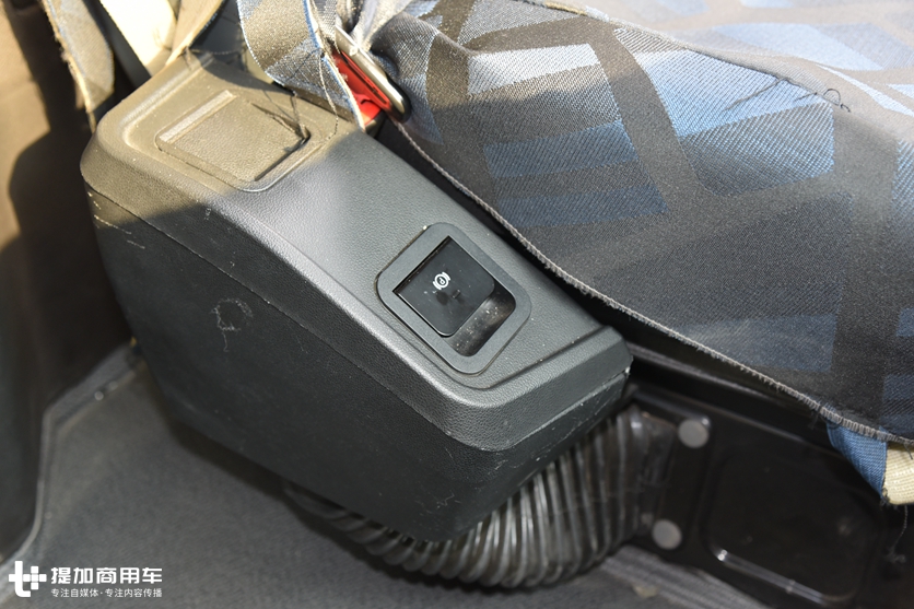 德龙X6000中置轴载货车亮相,电子手刹加入,刷新载货车最高配置 - 第16张 - 提加商用车网 德龙X6000中置轴载货车亮相,电子手刹加入,刷新载货车最高配置 - 第16张