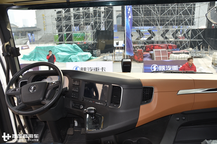 德龙X6000中置轴载货车亮相,电子手刹加入,刷新载货车最高配置 - 第17张 - 提加商用车网 德龙X6000中置轴载货车亮相,电子手刹加入,刷新载货车最高配置 - 第17张