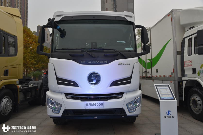 陕汽打造的下一代搅拌车，最高节油20%，混动版德龙M6000搅拌车实拍讲解 - 第2张