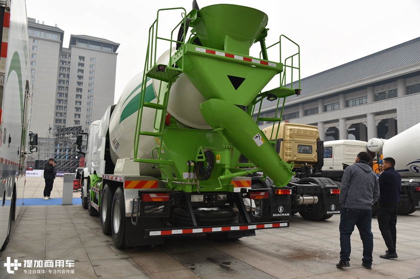 陕汽打造的下一代搅拌车,最高节油20%,混动版德龙M6000搅拌车实拍讲解 - 第4张 - 提加商用车网 陕汽打造的下一代搅拌车,最高节油20%,混动版德龙M6000搅拌车实拍讲解 - 第4张