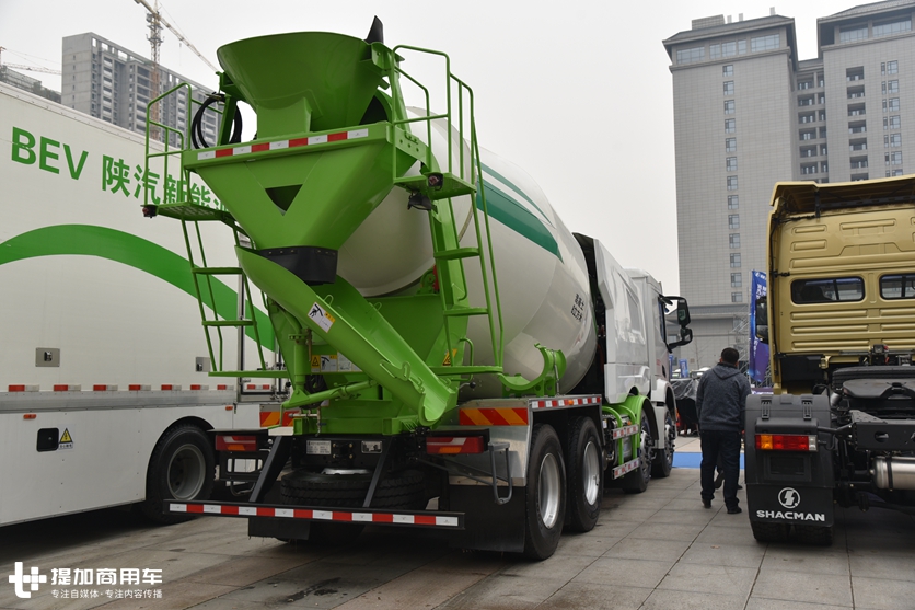 陕汽打造的下一代搅拌车，最高节油20%，混动版德龙M6000搅拌车实拍讲解 - 第5张