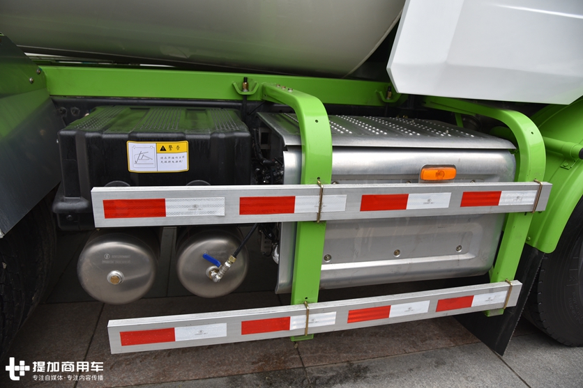 陕汽打造的下一代搅拌车,最高节油20%,混动版德龙M6000搅拌车实拍讲解 - 第9张 - 提加商用车网 陕汽打造的下一代搅拌车,最高节油20%,混动版德龙M6000搅拌车实拍讲解 - 第9张