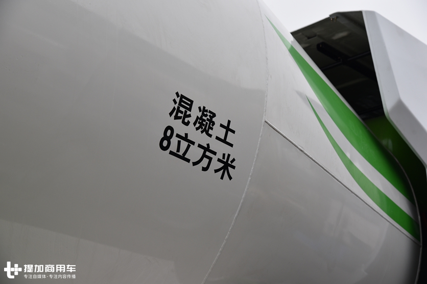 陕汽打造的下一代搅拌车，最高节油20%，混动版德龙M6000搅拌车实拍讲解 - 第10张