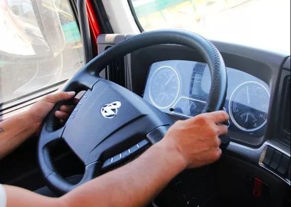 新一代17.5米代替者,这样的乘龙H7中置轴平板车你见过吗? - 第6张 - 提加商用车网 新一代17.5米代替者,这样的乘龙H7中置轴平板车你见过吗? - 第6张