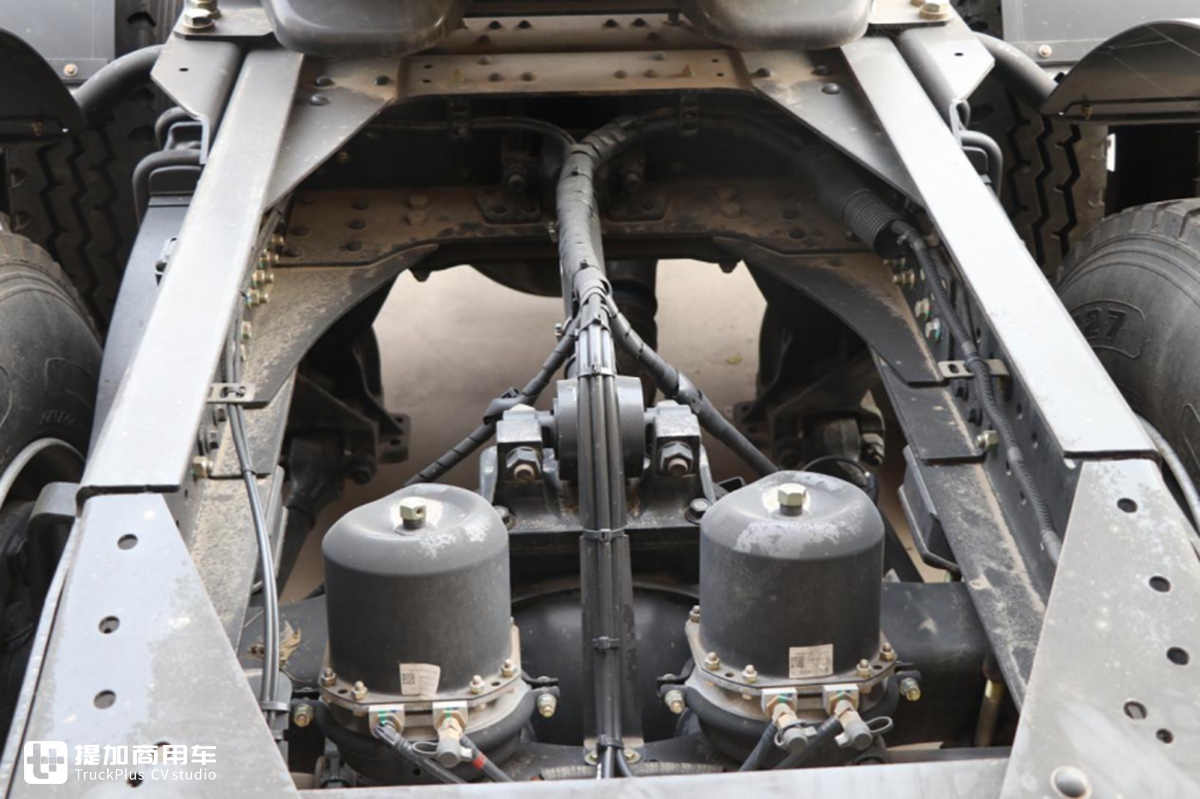 陕汽轩德重卡怎么样?实拍轩德X3牵引车带您好好看看 - 第15张 - 提加商用车网 陕汽轩德重卡怎么样?实拍轩德X3牵引车带您好好看看 - 第15张