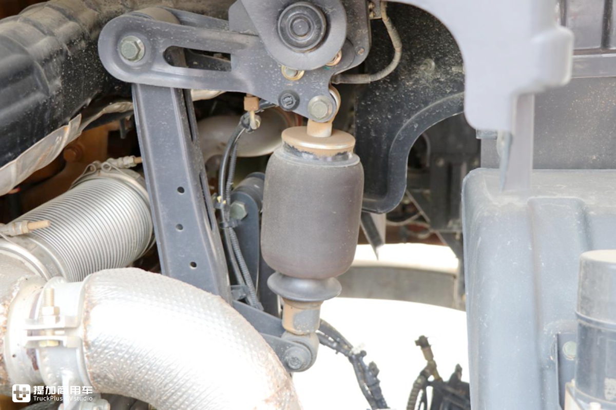 柳汽乘龙H5国六牵引车实拍,配玉柴发动机,4X2配置价格25万出头 - 第8张 - 提加商用车网 柳汽乘龙H5国六牵引车实拍,配玉柴发动机,4X2配置价格25万出头 - 第8张