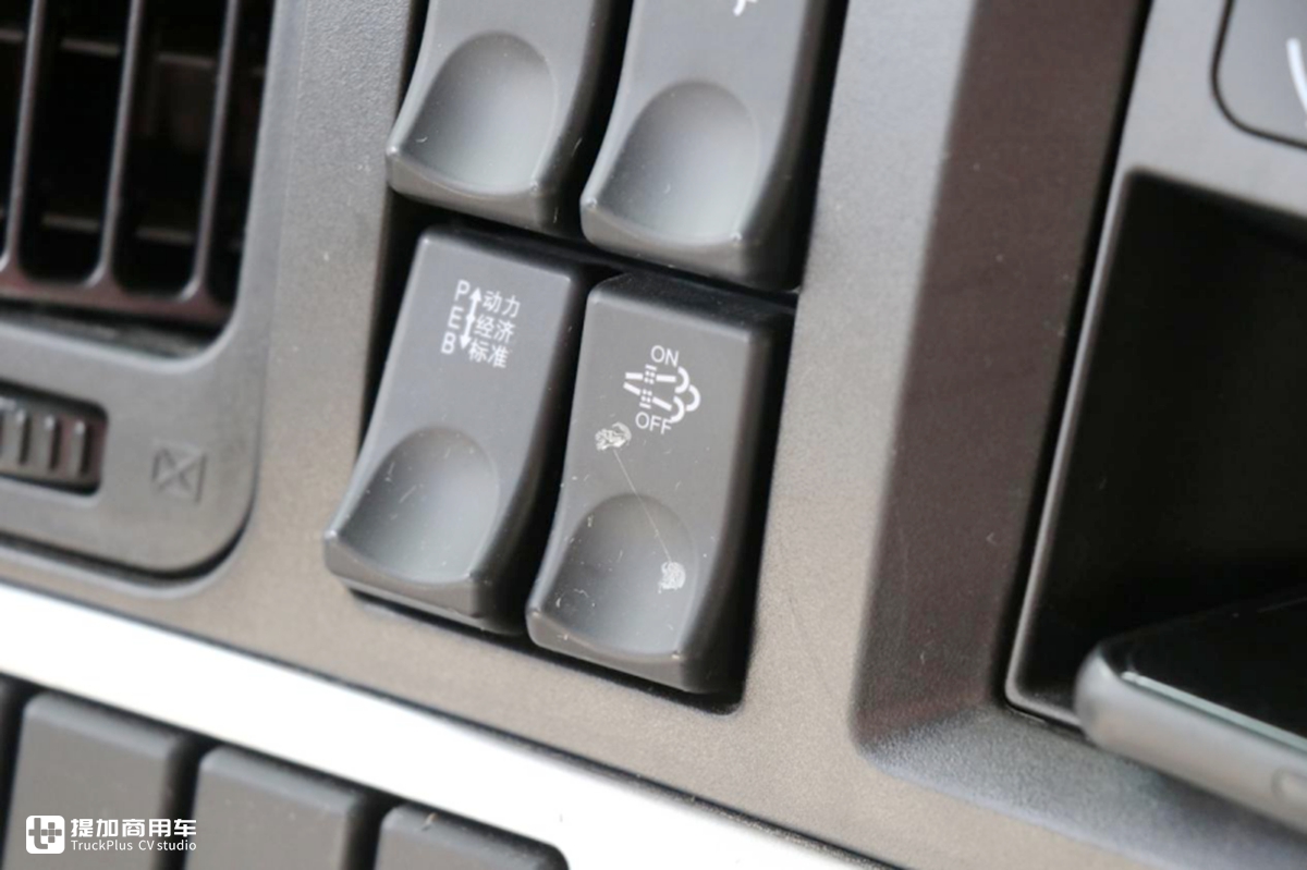 柳汽乘龙H5国六牵引车实拍,配玉柴发动机,4X2配置价格25万出头 - 第29张 - 提加商用车网 柳汽乘龙H5国六牵引车实拍,配玉柴发动机,4X2配置价格25万出头 - 第29张