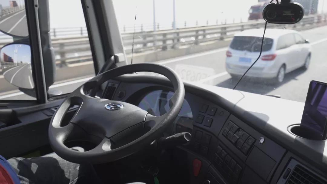 开卡车也能“放开双手”？红岩5G智能重卡实现了 - 第1张