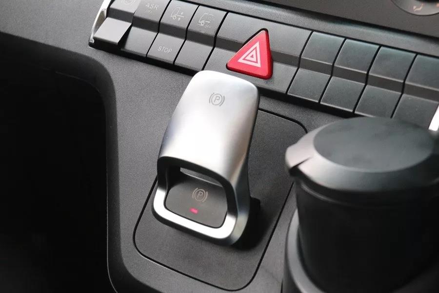 将产品和服务做到“极致”,奔驰Actros牵引车交付博岩冷藏 - 第4张 - 提加商用车网 将产品和服务做到“极致”,奔驰Actros牵引车交付博岩冷藏 - 第4张