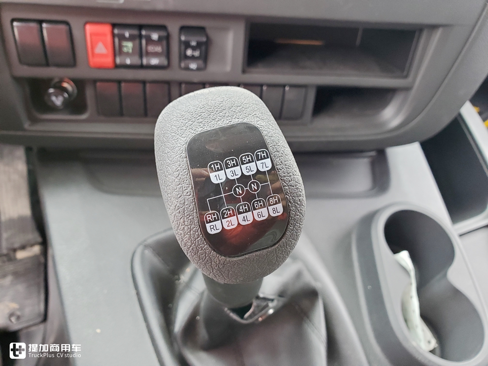 快递定制版五十铃巨咖牵引车实拍,多项配置升级,后提升桥更是亮点 - 第4张 - 提加商用车网 快递定制版五十铃巨咖牵引车实拍,多项配置升级,后提升桥更是亮点 - 第4张
