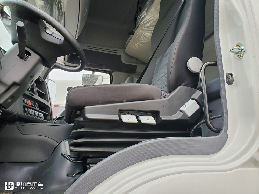 快递定制版五十铃巨咖牵引车实拍,多项配置升级,后提升桥更是亮点 - 第12张 - 提加商用车网 快递定制版五十铃巨咖牵引车实拍,多项配置升级,后提升桥更是亮点 - 第12张