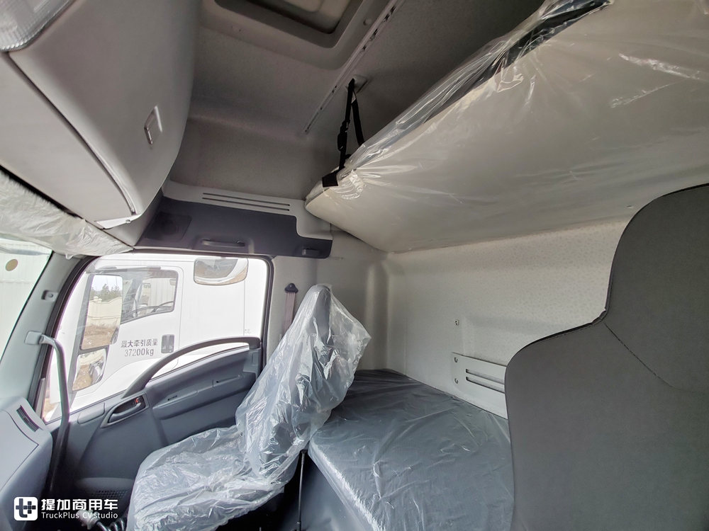 快递定制版五十铃巨咖牵引车实拍,多项配置升级,后提升桥更是亮点 - 第14张 - 提加商用车网 快递定制版五十铃巨咖牵引车实拍,多项配置升级,后提升桥更是亮点 - 第14张