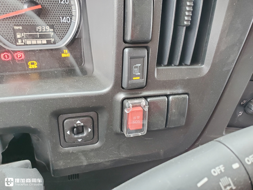 快递定制版五十铃巨咖牵引车实拍,多项配置升级,后提升桥更是亮点 - 第17张 - 提加商用车网 快递定制版五十铃巨咖牵引车实拍,多项配置升级,后提升桥更是亮点 - 第17张