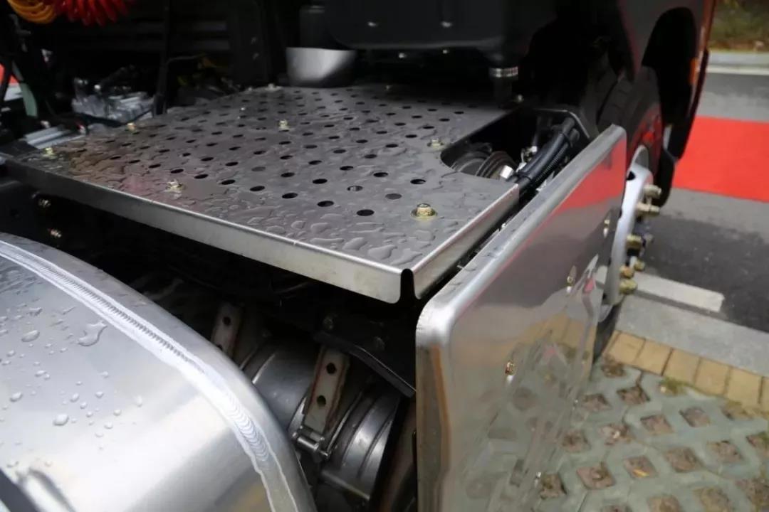 2020款乘龙H7牵引车亮相了！除了大马力、国六排放，还有一大亮点！ - 第4张