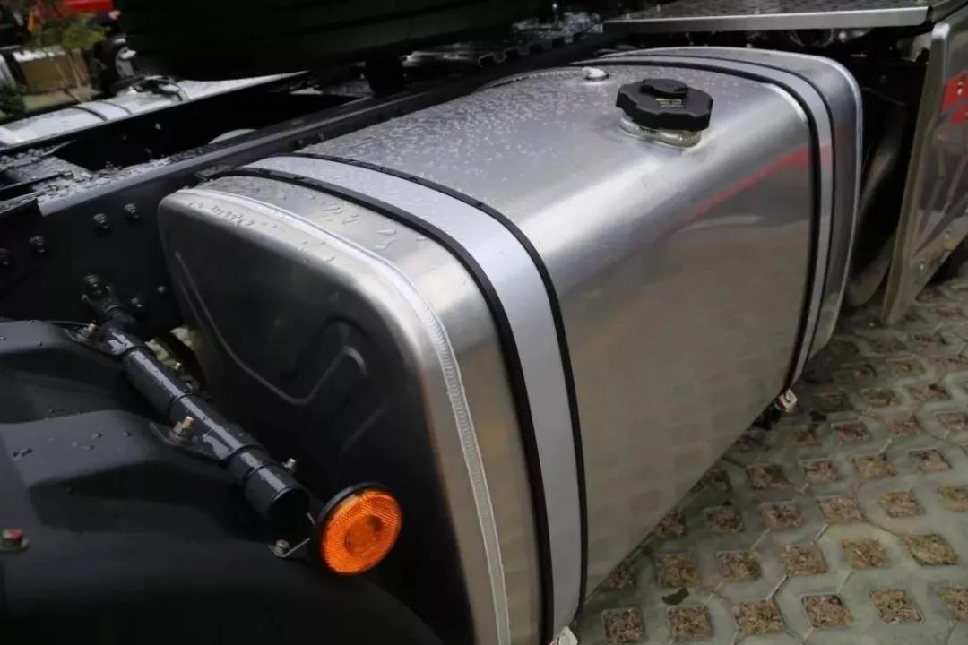 2020款乘龙H7牵引车亮相了！除了大马力、国六排放，还有一大亮点！ - 第5张