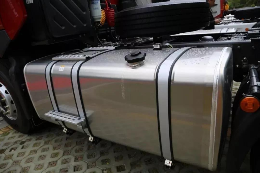 2020款乘龙H7牵引车亮相了！除了大马力、国六排放，还有一大亮点！ - 第6张