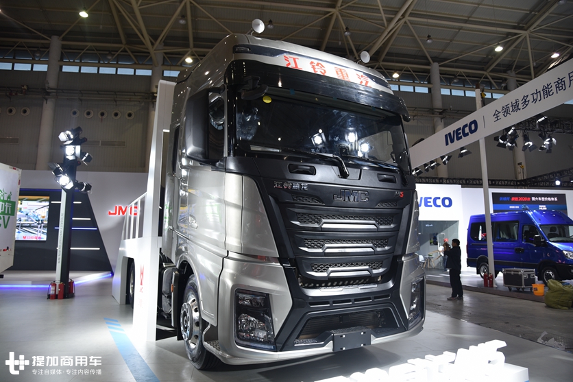 带你看看江铃的旗舰重卡威龙HV5，配置很欧洲，但又有明显的自己风格 - 第2张