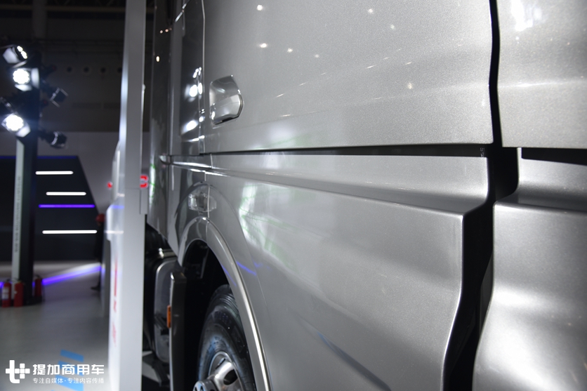 带你看看江铃的旗舰重卡威龙HV5，配置很欧洲，但又有明显的自己风格 - 第5张