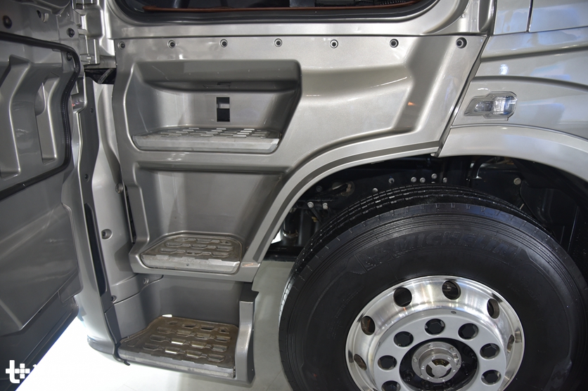 带你看看江铃的旗舰重卡威龙HV5，配置很欧洲，但又有明显的自己风格 - 第12张