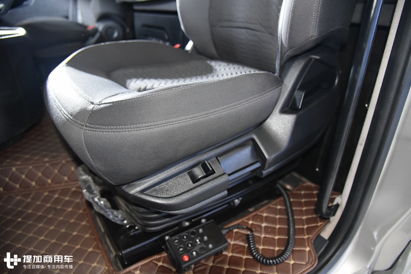 带你看看江铃的旗舰重卡威龙HV5，配置很欧洲，但又有明显的自己风格 - 第13张