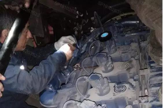 驱车80公里为卡友修车,陕汽全+服务让卡友冬天更温暖 - 第2张 - 提加商用车网 驱车80公里为卡友修车,陕汽全+服务让卡友冬天更温暖 - 第2张