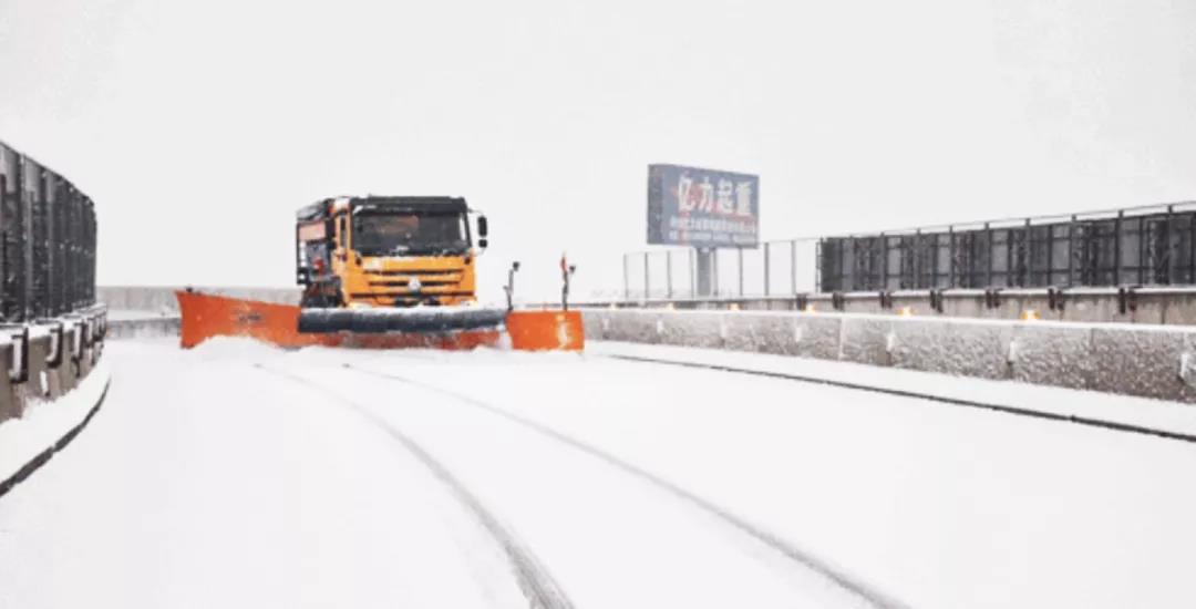 硬核!豪沃全驱机场除冰车、除雪车,重汽全系产品迎战风雪 - 第2张 - 提加商用车网 硬核!豪沃全驱机场除冰车、除雪车,重汽全系产品迎战风雪 - 第2张