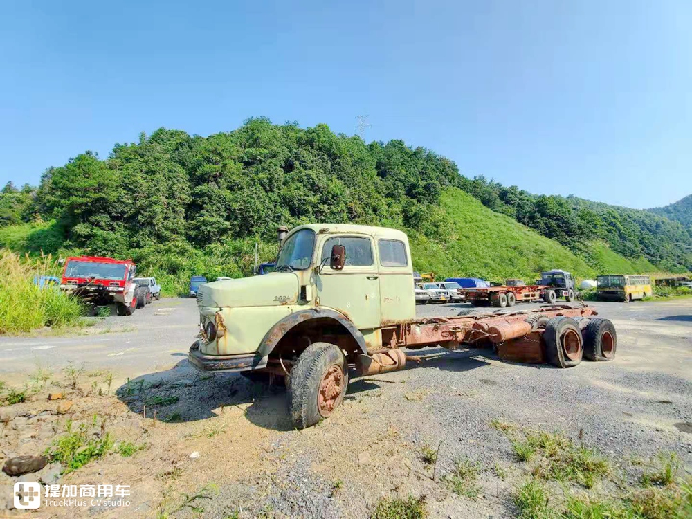 奔驰1959年推出的长头卡车，国内也曾引进，当时的双卧铺配置让人惊叹 - 第6张