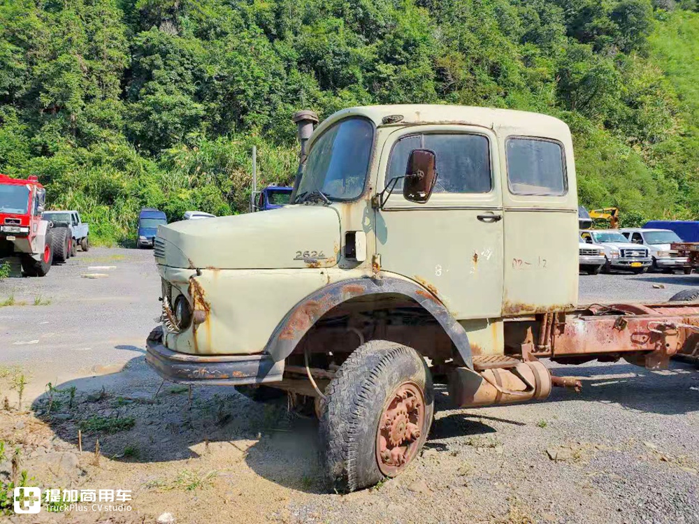 奔驰1959年推出的长头卡车，国内也曾引进，当时的双卧铺配置让人惊叹 - 第12张