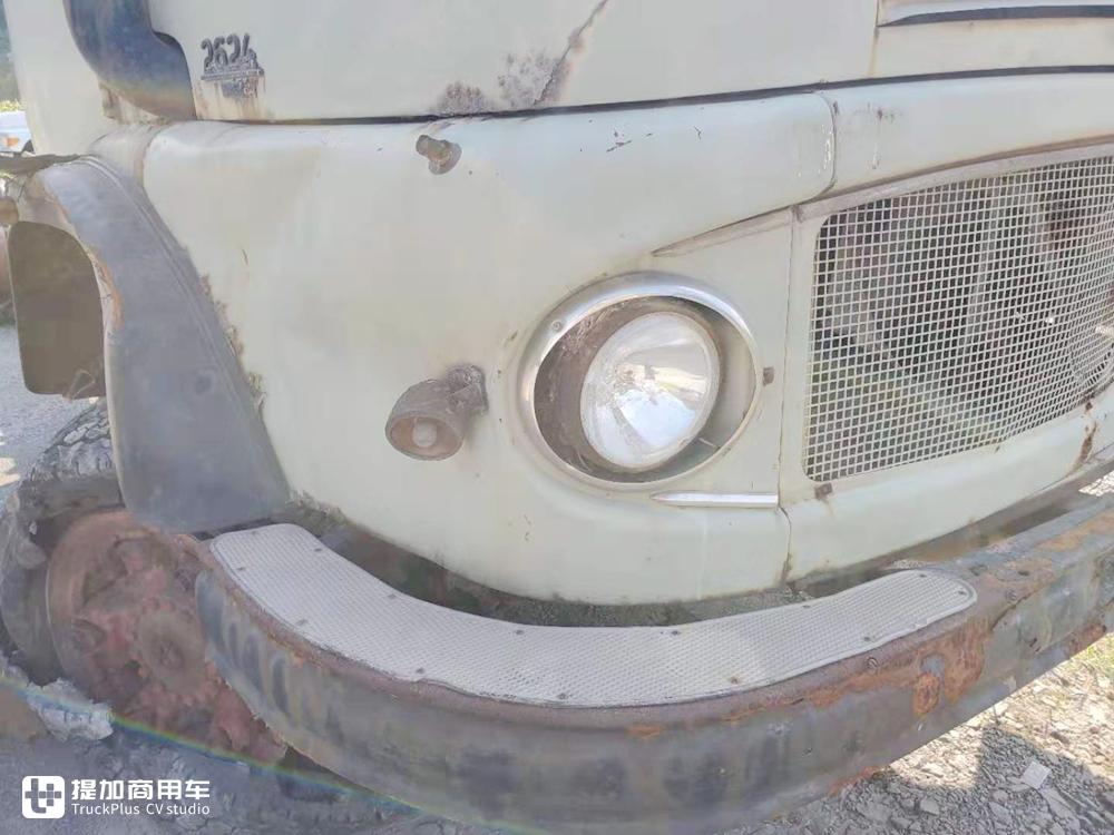奔驰1959年推出的长头卡车，国内也曾引进，当时的双卧铺配置让人惊叹 - 第13张