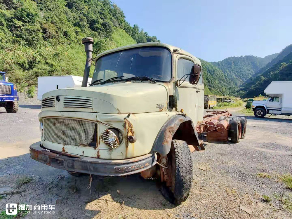奔驰1959年推出的长头卡车，国内也曾引进，当时的双卧铺配置让人惊叹 - 第19张