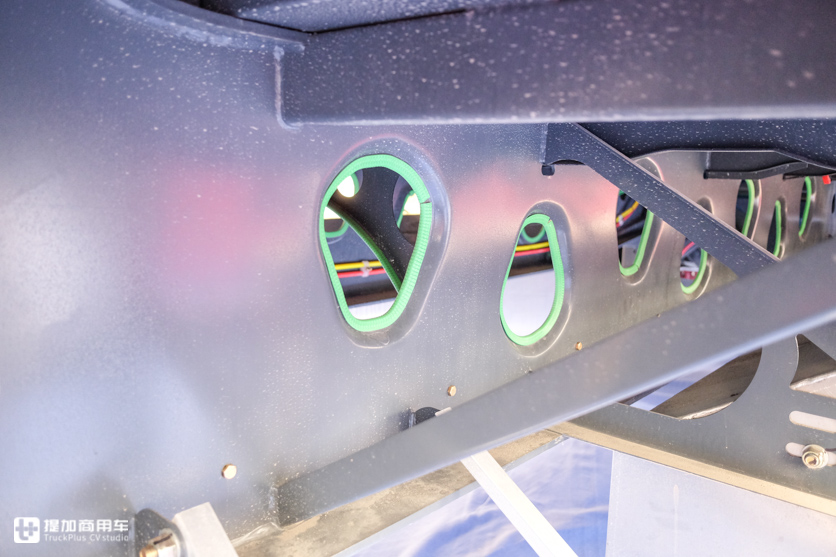 符合新国标的锣响仓栅挂车实拍,自重才5.8吨,还有车桥提升功能 - 第5张 - 提加商用车网 符合新国标的锣响仓栅挂车实拍,自重才5.8吨,还有车桥提升功能 - 第5张