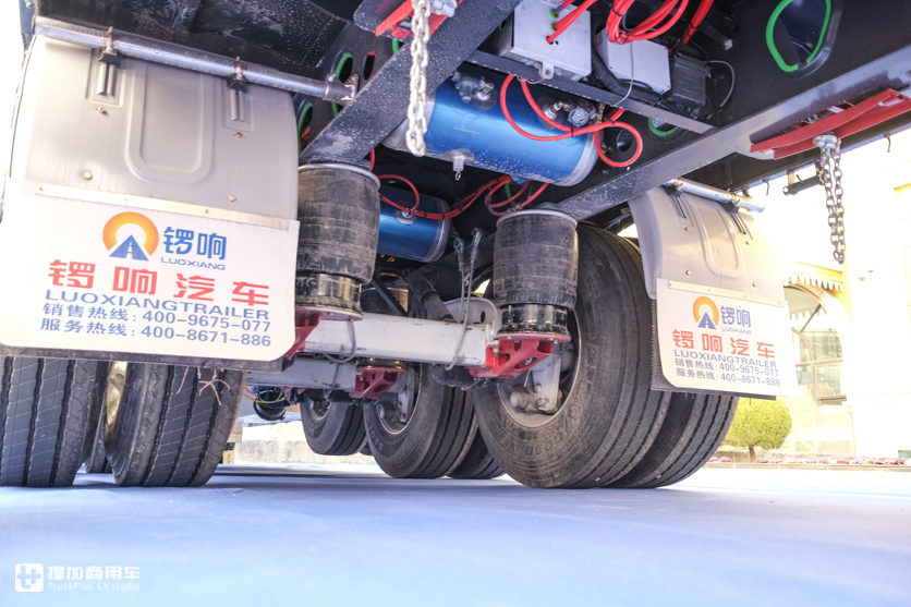 符合新国标的锣响仓栅挂车实拍，自重才5.8吨，还有车桥提升功能 - 第10张