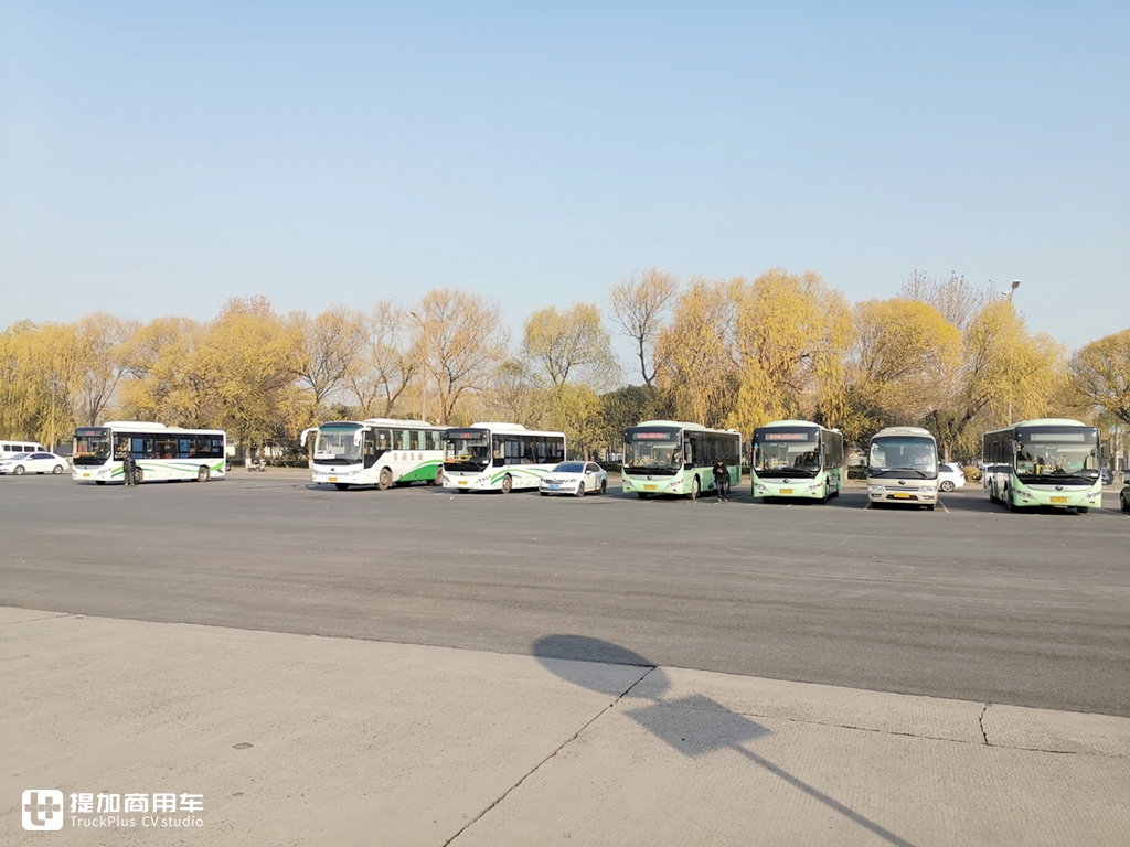 运营4年依然如新，动力强的司机不敢开太快，实地体验宇通8米纯电动公交 - 第1张
