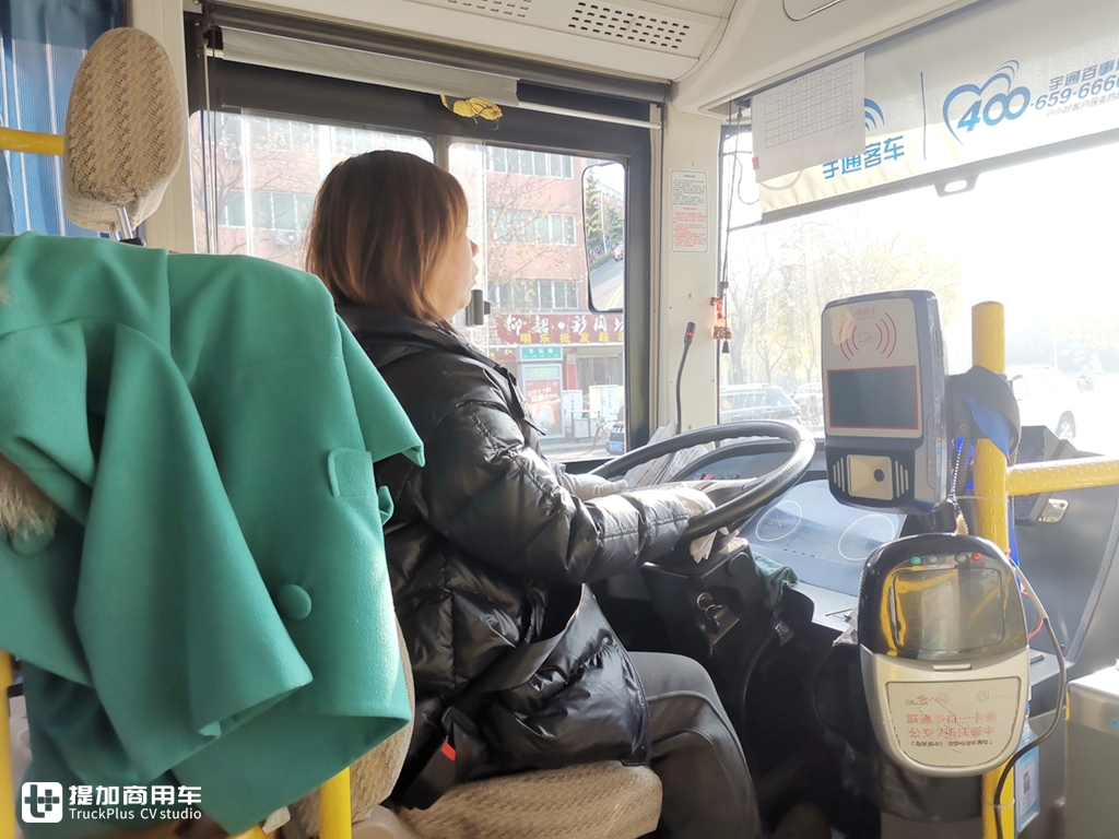 运营4年依然如新，动力强的司机不敢开太快，实地体验宇通8米纯电动公交 - 第12张