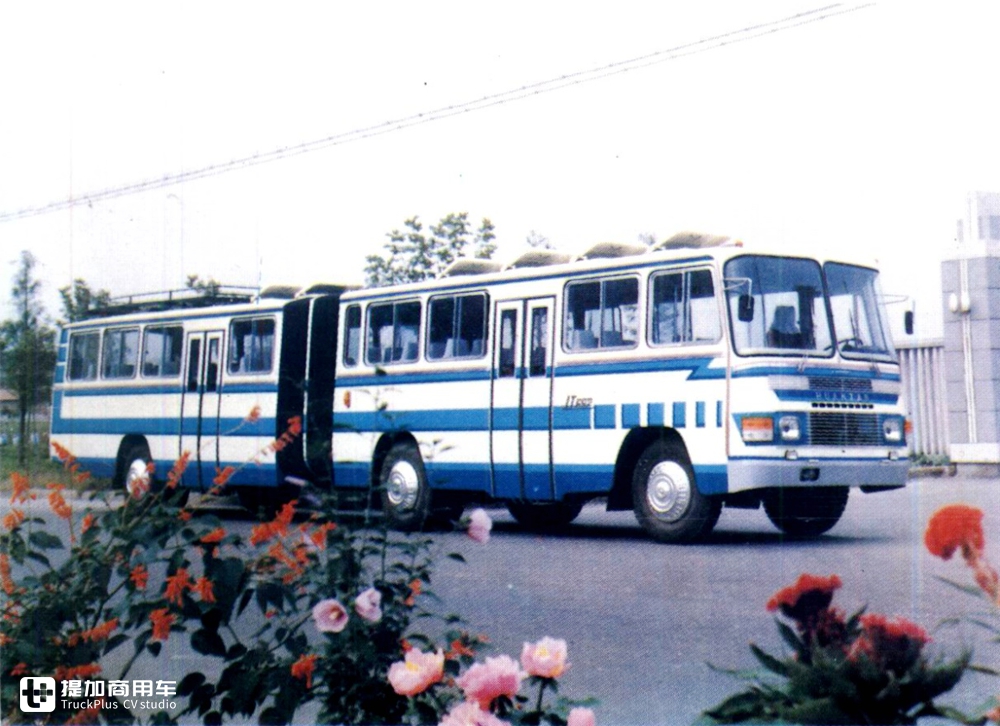 老式铰接公交车图片