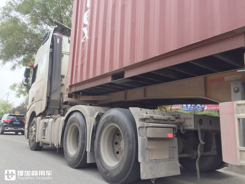 偶遇已经投入运营德龙X6000牵引车，配西康发动机，竟然还是一辆码头货柜车 - 第25张
