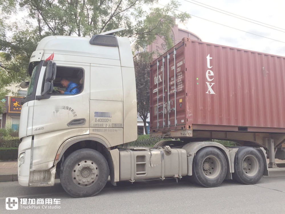 偶遇已经投入运营德龙X6000牵引车，配西康发动机，竟然还是一辆码头货柜车 - 第2张