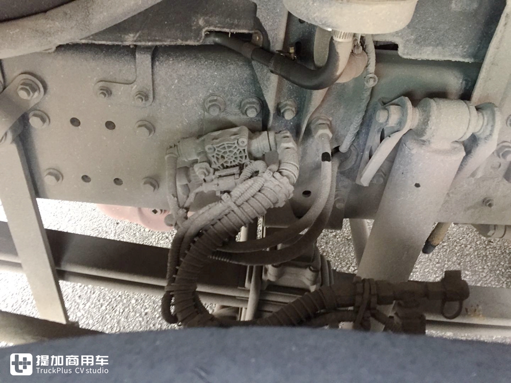 偶遇已经投入运营德龙X6000牵引车，配西康发动机，竟然还是一辆码头货柜车 - 第18张