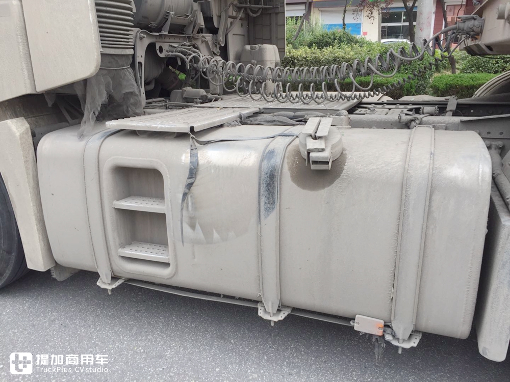 偶遇已经投入运营德龙X6000牵引车，配西康发动机，竟然还是一辆码头货柜车 - 第19张