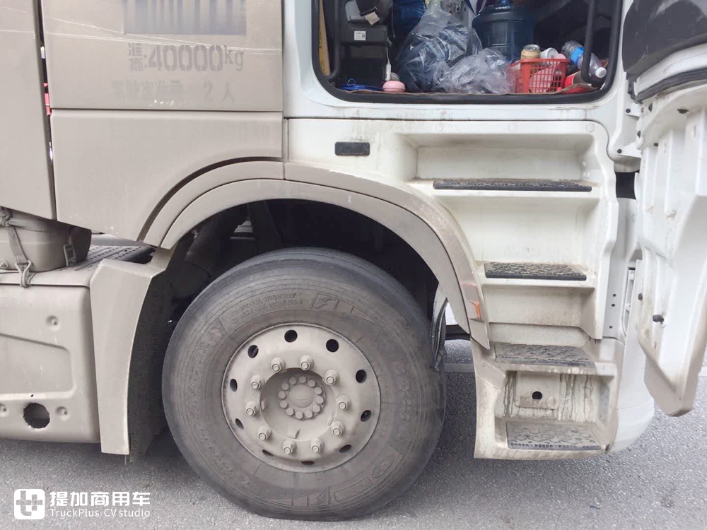 偶遇已经投入运营德龙X6000牵引车，配西康发动机，竟然还是一辆码头货柜车 - 第5张