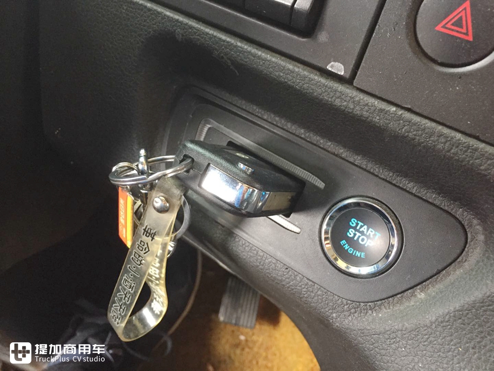 偶遇已经投入运营德龙X6000牵引车，配西康发动机，竟然还是一辆码头货柜车 - 第7张